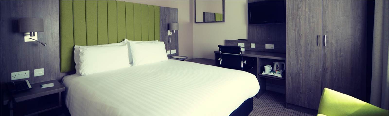 Interior shot of a double bedroom at the Holiday Inn Wolverhampton Racecourse.